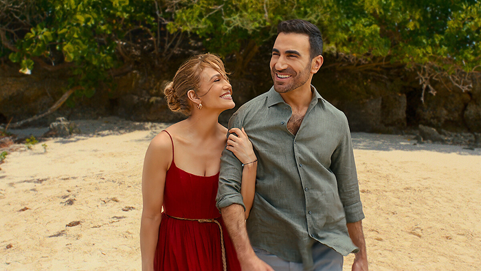 Jackie Cruz (Jennifer Lopez) and Daniel Blanchflower (Brett Goldstein) in 'Office Romance'