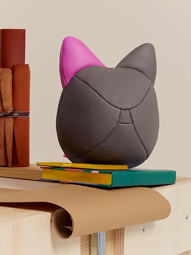 Image of Cat paperweight