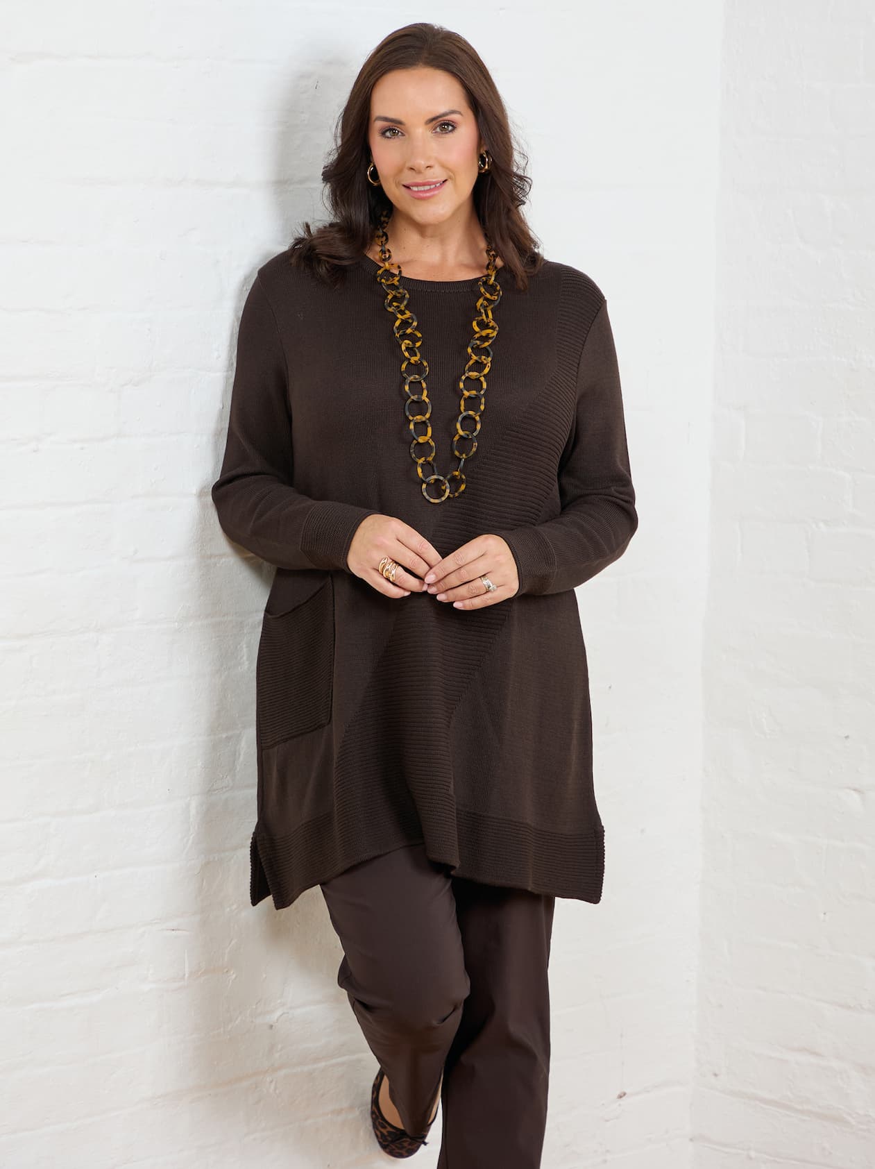Round neck knitted jumper in chocolate