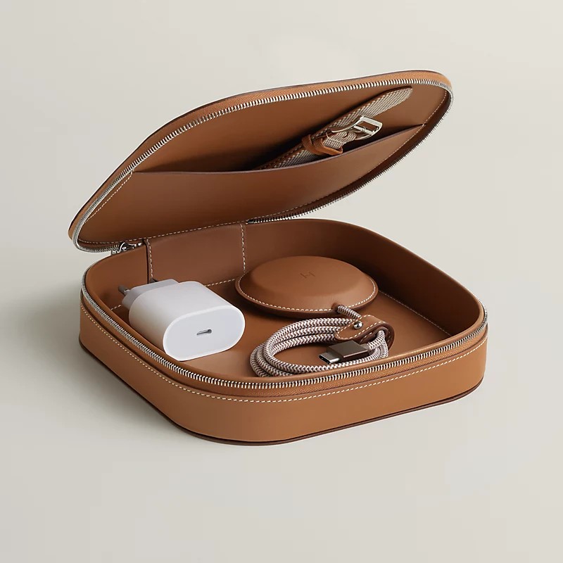 Image of the Paddock Solo charger and Grand Paddock case