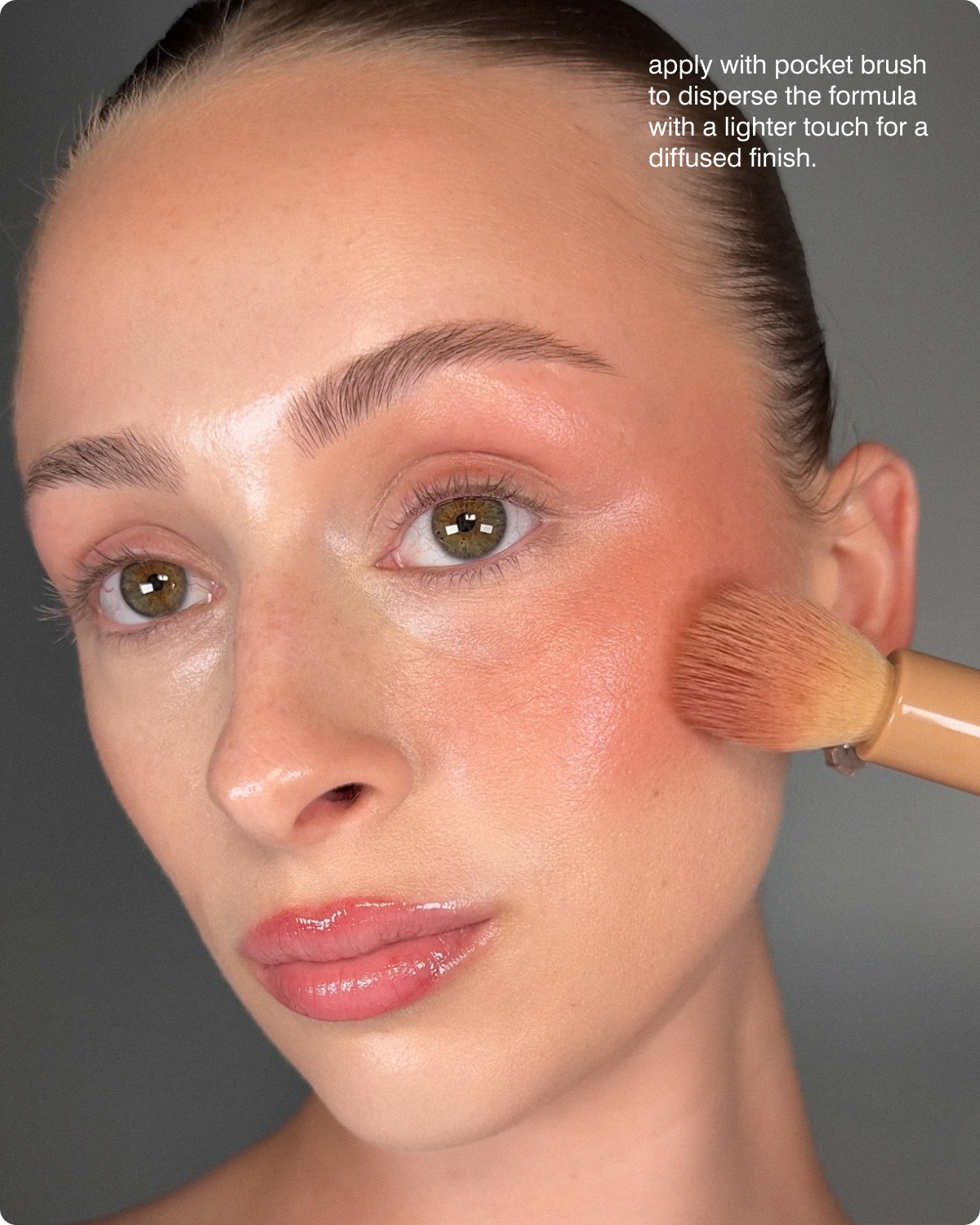 Apply with pocket brush to disperse the formula with a lighter touch for a diffused finish. 