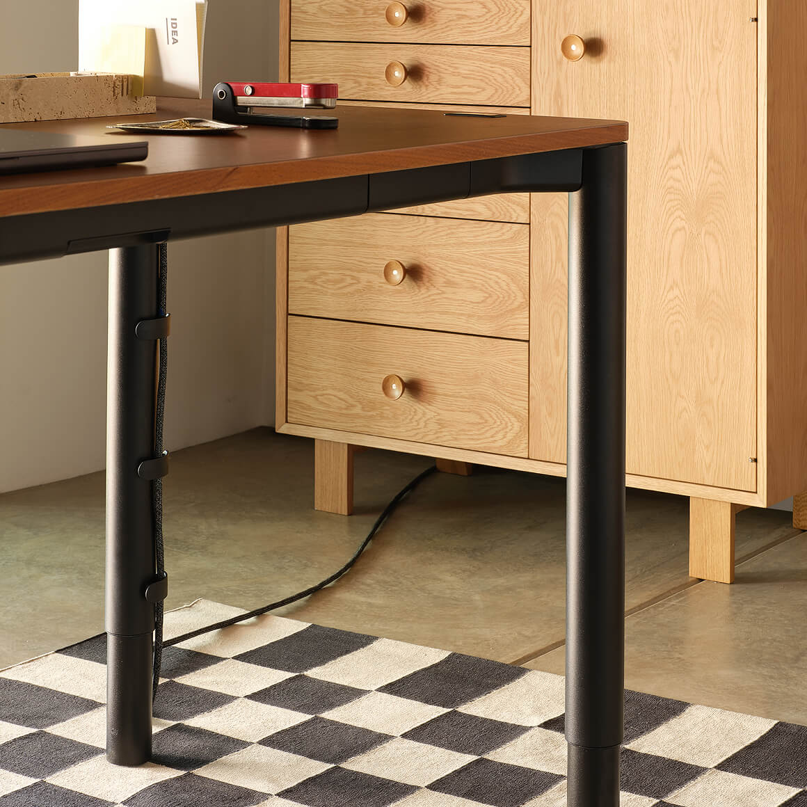 spout-sit-to-stand-table