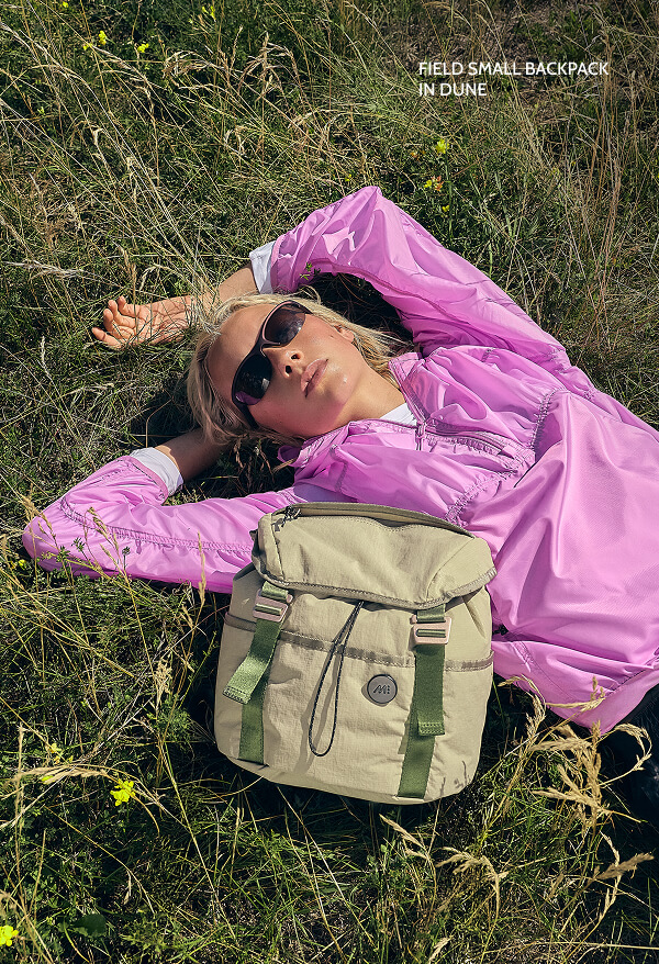 Field Small Backpack in Dune.